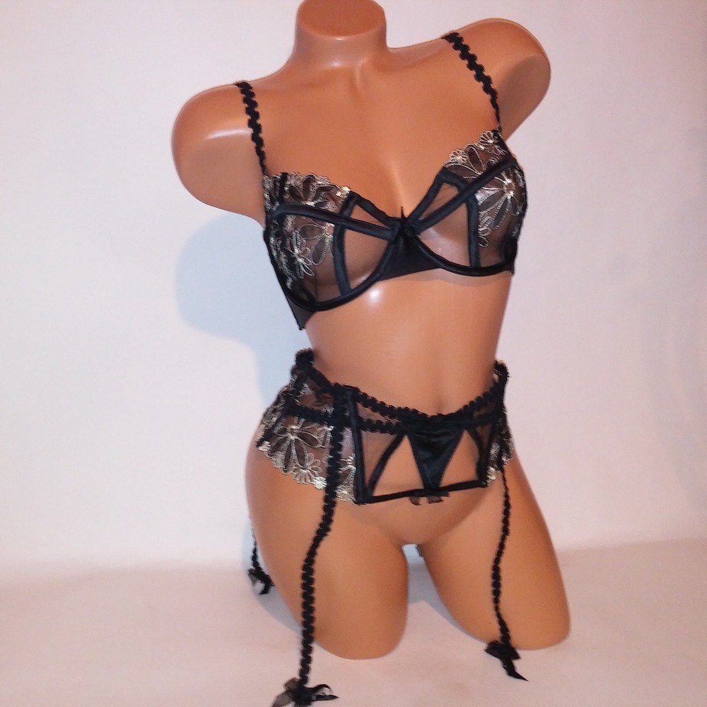 For Love and Lemons Bra 32DD Medium Unlined Black White Embroidered Floral Lace